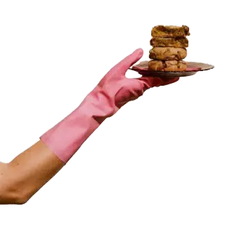 un bras qui porte une assiette de cookies