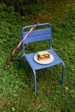 Une chaise, un sandwich, un fumigène et un cerceau de hula-hoop, kamoulox
